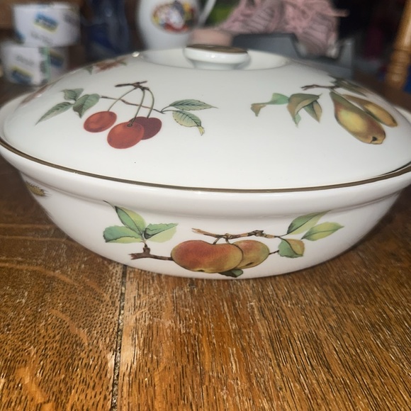 Royal Worcester Eversham hot and cold / bake and serve covered dish. - Picture 3 of 7